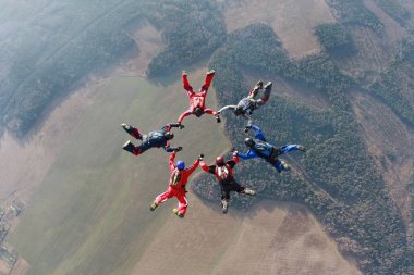Paraşütle atlama. Gökyüzünde skydivers oluşan bir gruptur.