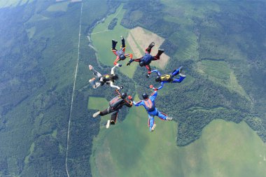 Paraşütle atlama. Gökyüzünde skydivers oluşan bir gruptur.