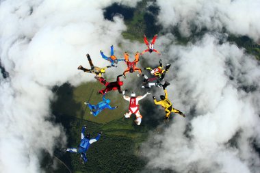Paraşütle atlama. Gökyüzünde skydivers oluşan bir gruptur.