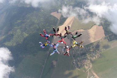 Paraşütle atlama. Gökyüzünde skydivers oluşan bir gruptur.