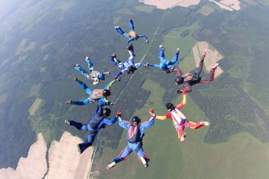 Paraşütle atlama. Gökyüzünde skydivers oluşan bir gruptur.