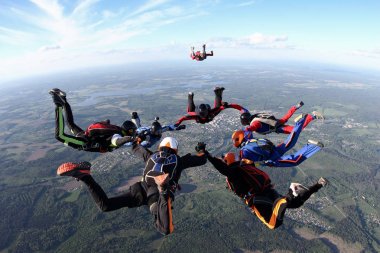 Paraşütle atlama. Gökyüzünde skydivers oluşan bir gruptur.