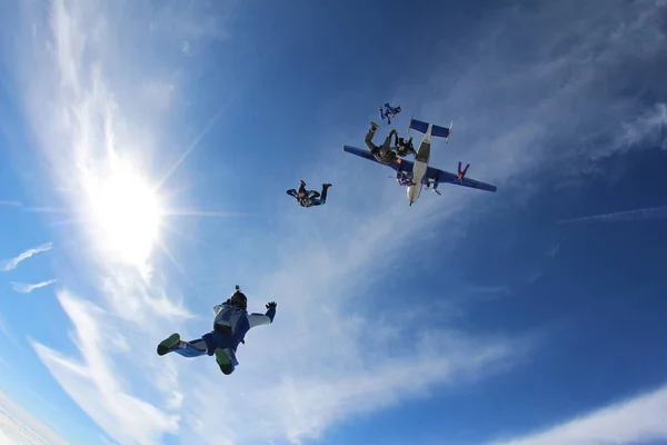 Paraşütle atlama. Gökyüzünde skydivers oluşan bir gruptur.
