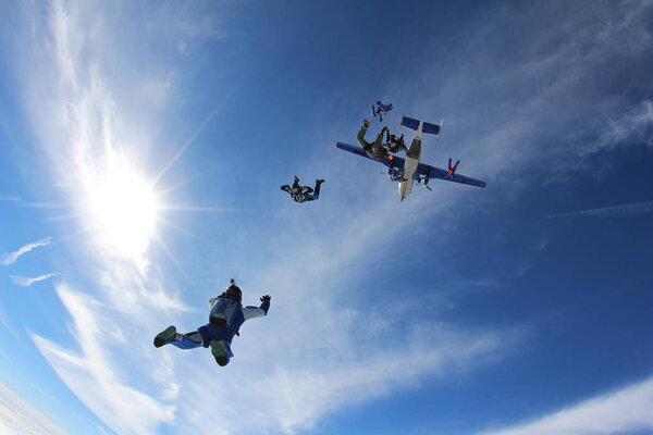 Прыжки с парашютом Группа парашютистов в небе
.