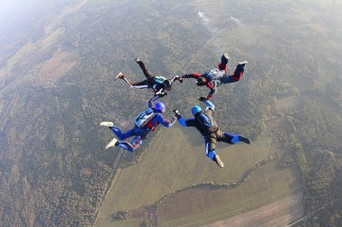 Dört skydivers bir ekip eğitim gökyüzünde olduğunu.