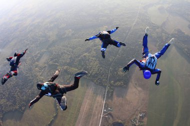 Dört skydivers bir ekip eğitim gökyüzünde olduğunu.