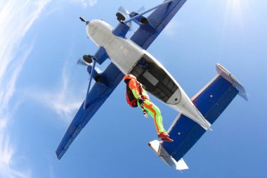 Solo skydiver bir uçak düşüyor.