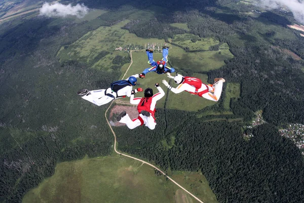 Une Équipe Quatre Parachutistes Entraîne Dans Ciel — Photo