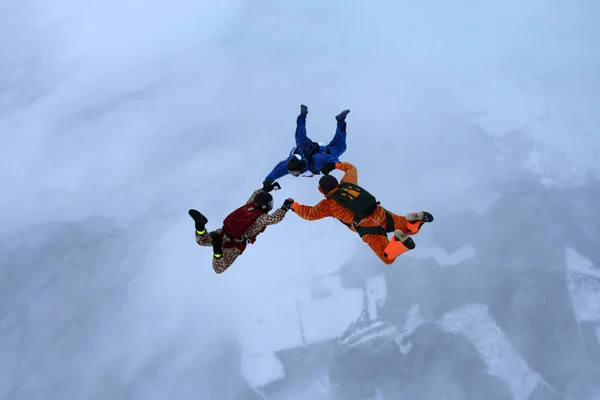 Gökyüzünde üç skydivers vardır.