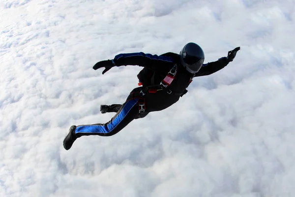 Starker Fallschirmspringer Fliegt Den Himmel — Stockfoto