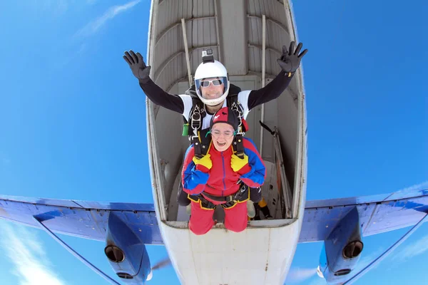 Skydiving Menina Passageiro Instrutor Estão Voando Céu — Fotografia de Stock