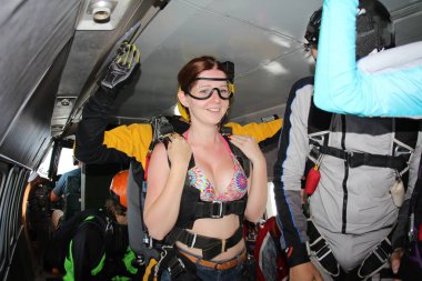 Paraşütle atlama. Kız atlayacak.