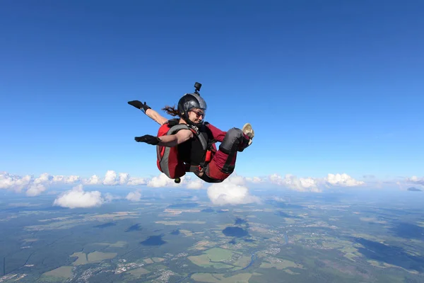 女の子スカイダイバーが空を飛んでいます — ストック写真