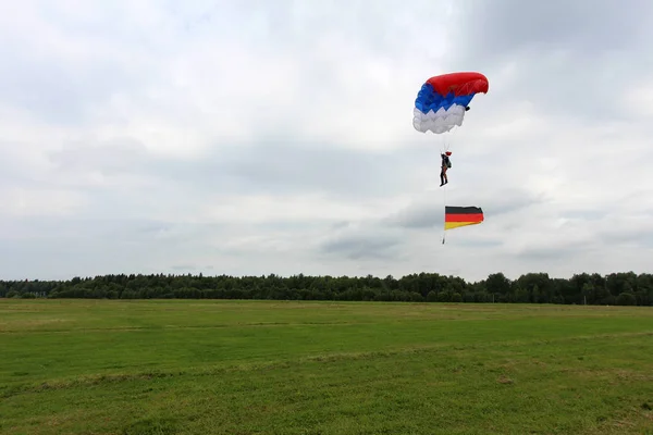Paraquedista Com Bandeira Alemã — Fotografia de Stock