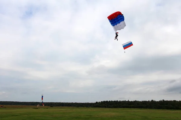 Paratrooper Met Russische Vlag — Stockfoto