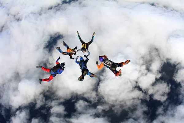 Beyaz Bulutların Üzerinde Gökyüzünde Eğitim Skydivers Vardır — Stok fotoğraf