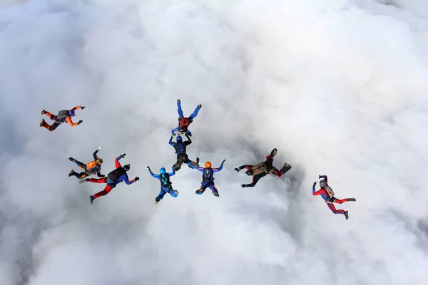 Paracadutisti Allenano Nel Cielo Sopra Nuvole Bianche — Foto Stock