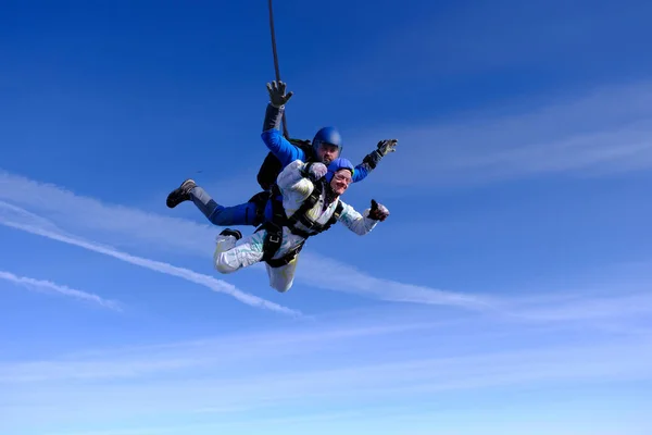 스카이다이빙 Tandem Jump 하늘에 사람들 남자와 여자가 — 스톡 사진