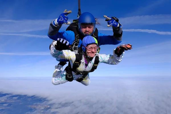 Paracaidismo Salto Tándem Gente Cielo Hombre Una Mujer Vuelan Juntos — Foto de Stock