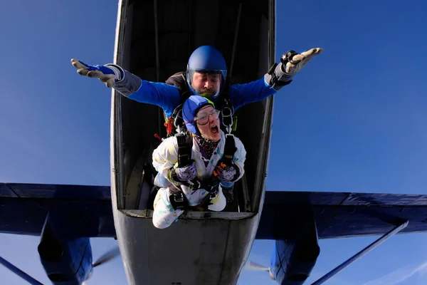 Paracaidismo Salto Tándem Gente Cielo Hombre Una Mujer Vuelan Juntos —  Fotos de Stock