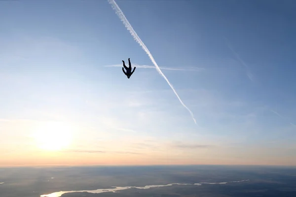 Skydiving Pára Quedista Solitário Voa Céu Pôr Sol — Fotografia de Stock