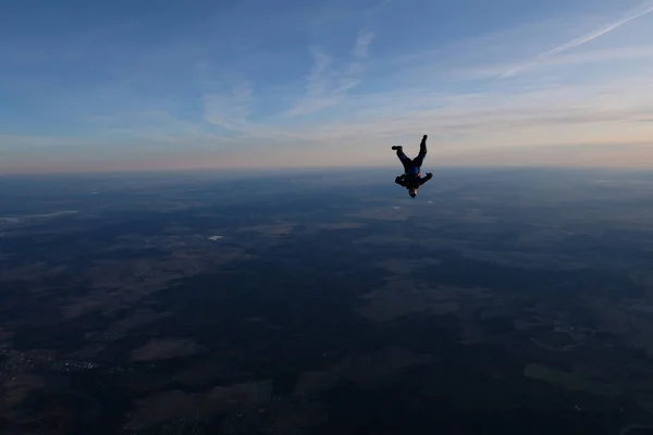 Parachutisme Parachutiste Seul Vole Dans Ciel Couchant — Photo