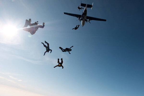 Прыжки с парашютом. Группа парашютистов в небе
.