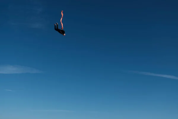 Skydiving Ένα Σωλήνα Ένας Άνθρωπος Πετάει Στον Ουρανό — Φωτογραφία Αρχείου