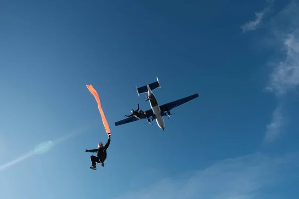 Parachutespringen Met Een Buis Een Man Net Uit Een Vliegtuig — Stockfoto