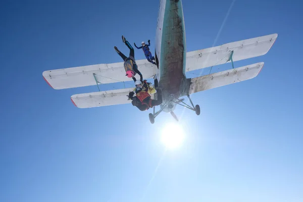 跳伞跳伞运动员刚从一架白色双翼飞机上跳了下来 — 图库照片