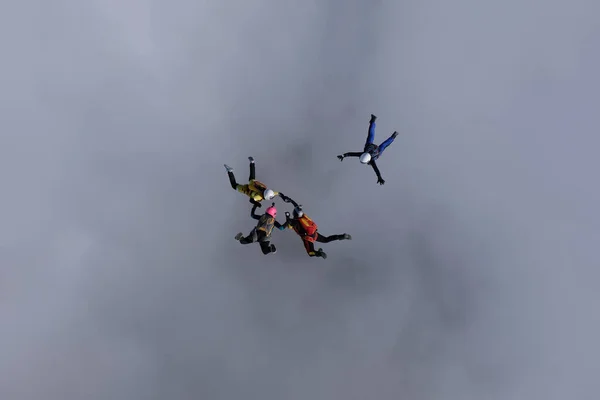 Skydiving Quatro Pára Quedistas Estão Céu Por Cima Das Nuvens — Fotografia de Stock