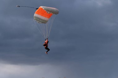 Gökyüzünde bir paraşüt var..
