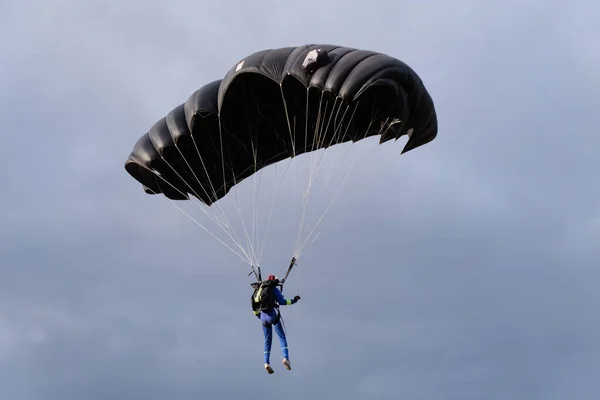 Paracadute Nel Cielo — Foto Stock