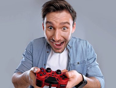 Genç sakallı oyun onun kırmızı joystick ile bilgisayar oyunu oynamak ve mutlu kazanan o komik. O heyecanlı-e doğru onun yeni iyi oyun konsolu ile oynamak, oyun tablası ile adam sevinçle bağırıyor ve bir mücadele rekabet kazanır
