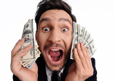 Nakit ve kum saati ile kırmızı tişörtlü yakışıklı sakallı adam. Komik adam a şanslı kazanan, o bir tomar para tutan ve kum saati, bir milyon dolar ikramiye kazanmak mutlu olduğunu, money.he bir tomar para tutuyor, o sürpriz zamanı 