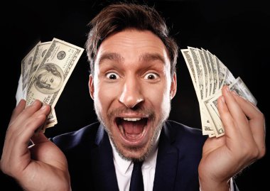 Nakit ve kum saati ile kırmızı tişörtlü yakışıklı sakallı adam. Komik adam a şanslı kazanan, o bir tomar para tutan ve kum saati, bir milyon dolar ikramiye kazanmak mutlu olduğunu, money.he bir tomar para tutuyor, o sürpriz zamanı 