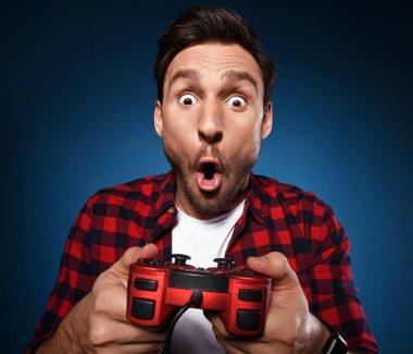 Genç sakallı oyun onun kırmızı joystick ile bilgisayar oyunu oynamak ve mutlu kazanan o komik. O heyecanlı-e doğru onun yeni iyi oyun konsolu ile oynamak, oyun tablası ile adam sevinçle bağırıyor ve bir mücadele rekabet kazanır