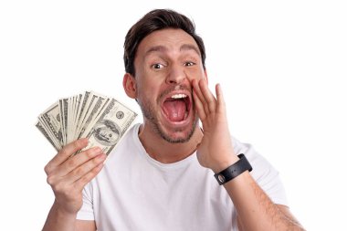 Yakışıklı zengin komik Beyaz tişörtlü beyaz bir arka plan üzerinde nasıl zengin ve milyonlarca dolar yapmak onun gizli Şadırvan bağıran adam izole elinde bir sürü para tutarak çığlık atıyor