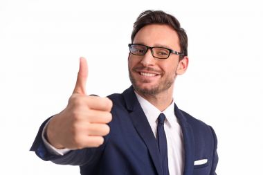 Ofiste yakışıklı sakallı işadamı uygun ve izole üzerinde beyaz arka plan bağlamak. Akıllı profesyonel banka müdürü bardaklarda sevinçle gülümsüyor, o işini seviyor