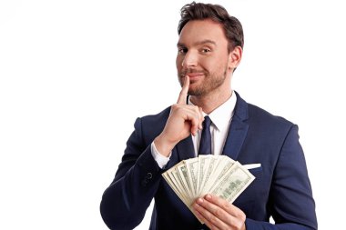 Yakışıklı sakallı genç işadamı dolar ve beyaz bir arka plan üzerinde izole gülümsüyor büyük bir yığını tutuyor. Mutlu zengin adam ofis içinde onun elinde büyük para ile o bir şanslı kazanan paketidir