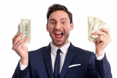 Yakışıklı sakallı genç işadamı dolar ve beyaz bir arka plan üzerinde izole gülümsüyor büyük bir yığını tutuyor. Mutlu zengin adam ofis içinde onun elinde büyük para ile o bir şanslı kazanan paketidir