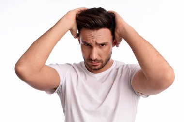 Sakallı Handose na seksi bir görünüm saçları holding, güzel adam yapmak bir saç yapma. Kendinden emin bir göz ile serin çocuk bir saç stili vardır