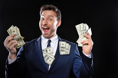 Takım tutma yığınına para yakışıklı işadamı, o siyah bir arka plan üzerinde izole onun banka hesabında milyon dolar mutlu kazanan is