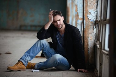 Sinsi göz gizemli yakışıklı adam. Sakal gülümseyen adam. emin yüz karanlık bir ceketle seksi adam. Güzel gözlü seksi ve akıllı adam. işadamı karanlık romantik arka plan üzerinde.