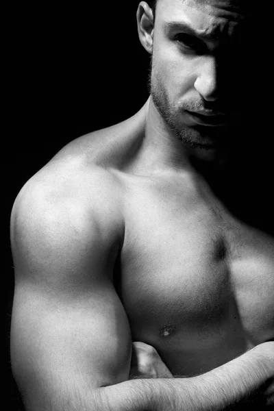 Hombre Musculoso Grande Fuerte Posando Con Poca Luz Modelo Fitness —  Fotos de Stock
