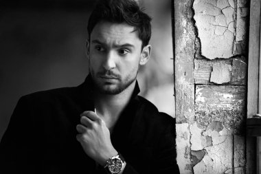 Sinsi göz gizemli yakışıklı adam. sakal gülümseyen adam. emin yüz karanlık bir ceketle seksi adam. Güzel gözlü seksi ve akıllı adam. Sigara içilmeyen bir romantik koyu arka plan üzerinde işadamı