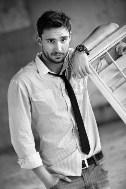 Sinsi göz gizemli yakışıklı adam. sakal gülümseyen adam. emin yüz karanlık bir ceketle seksi adam. Güzel gözlü seksi ve akıllı adam. Sigara içilmeyen bir romantik koyu arka plan üzerinde işadamı