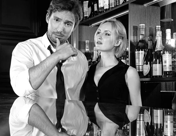 一个性感的夫妇的美丽的人有一个很好的时间在酒吧柜台 商人在领带和白衬衫和金发女郎在办公室工作后放松在酒吧饮酒酒 — 图库照片