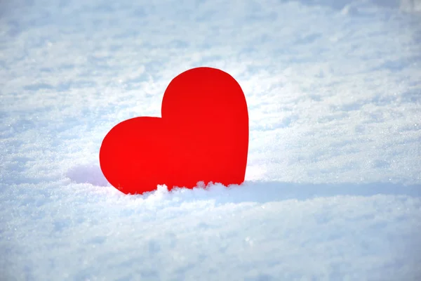 Natáhne Ruku Pro Ztracené Červené Srdce Sám Chladný Den Valentinky — Stock fotografie
