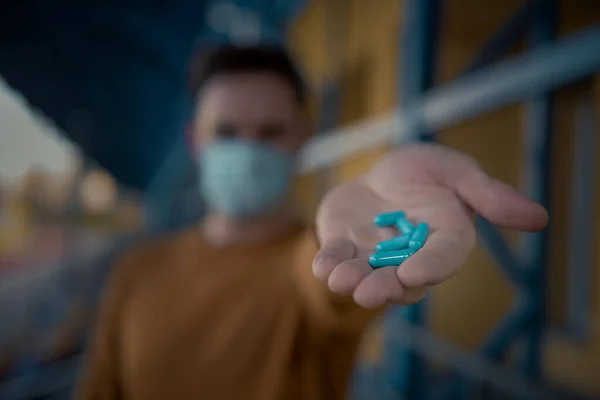 Чоловіки Хірургічній Масці Тримають Пляшку Медичних Таблеток Проти Коронавірусу Китаї — стокове фото